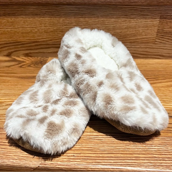 Slipper Socks With Grippers S/M (5-7) White with Taupe Spots NWT - Picture 5 of 9